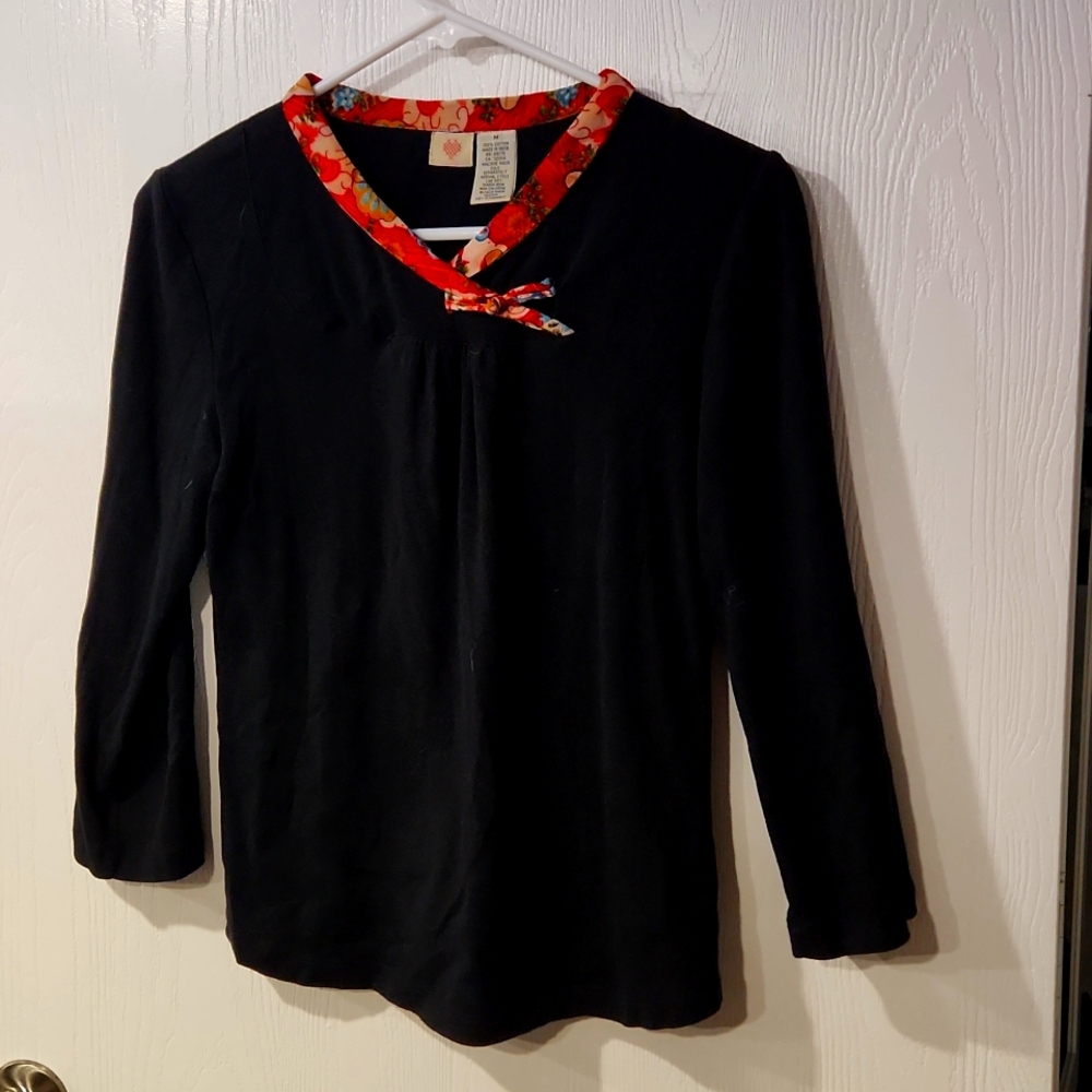Cute quarter sleeve t-shirt with really cute collar detail. Small black